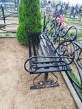 Ажурная металлическая скамейка на кладбище