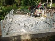 Белая кованая ограда на кладбище