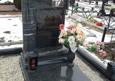 памятник на могилу с вазочкой для цветов