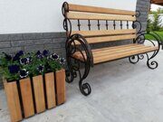 Кованая скамейка с цветником сбоку