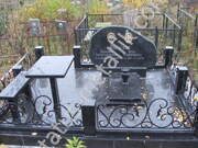 Гранитный стол и скамейка на кладбище