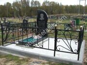 Высокая кованая ограда на кладбище