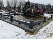 Маленькая ограда на кладбище из черного гранита